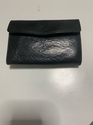Cartera billeterade piel negra con detalle de aros