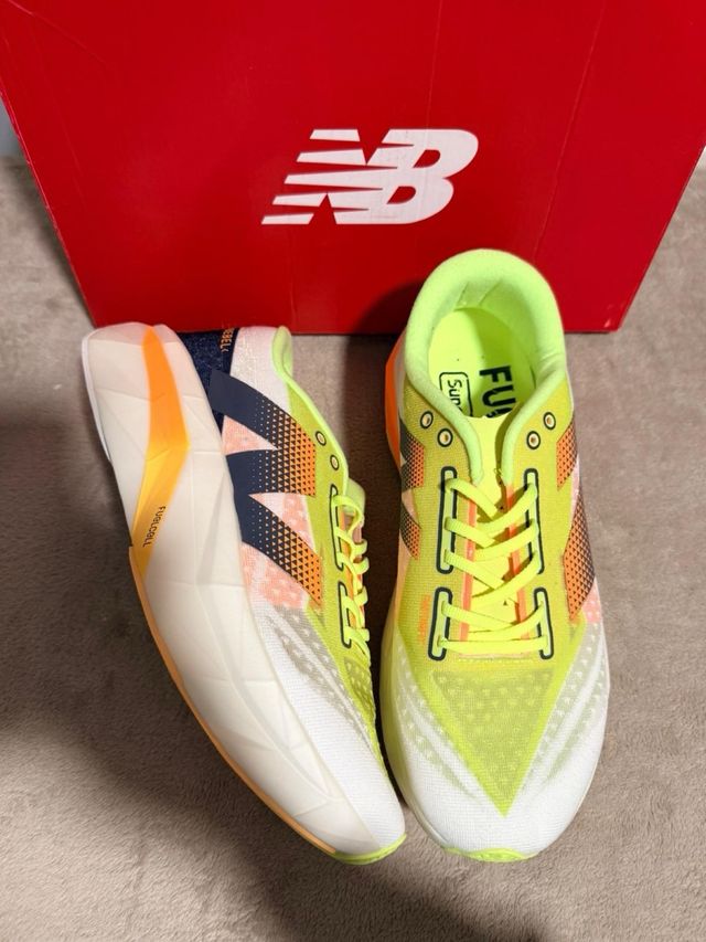New Balance FuelCell Rebel v3 Naranja Blanco