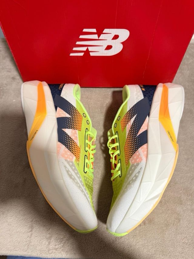 New Balance FuelCell Rebel v3 Naranja Blanco
