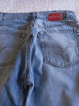 Pantalón vaquero y blusa hombros mexicanos