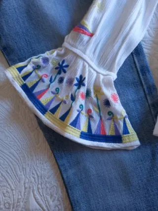 Pantalón vaquero y blusa hombros mexicanos