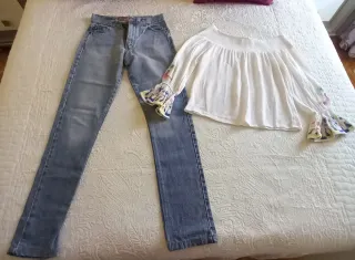Pantalón vaquero y blusa hombros mexicanos