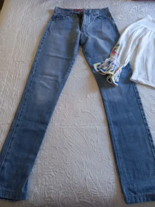 Pantalón vaquero y blusa hombros mexicanos