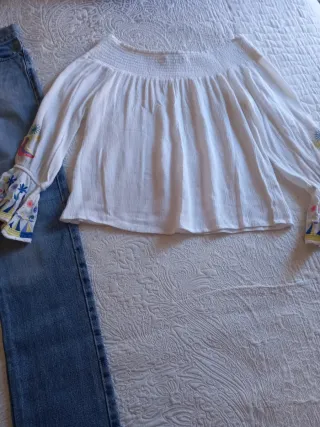 Pantalón vaquero y blusa hombros mexicanos