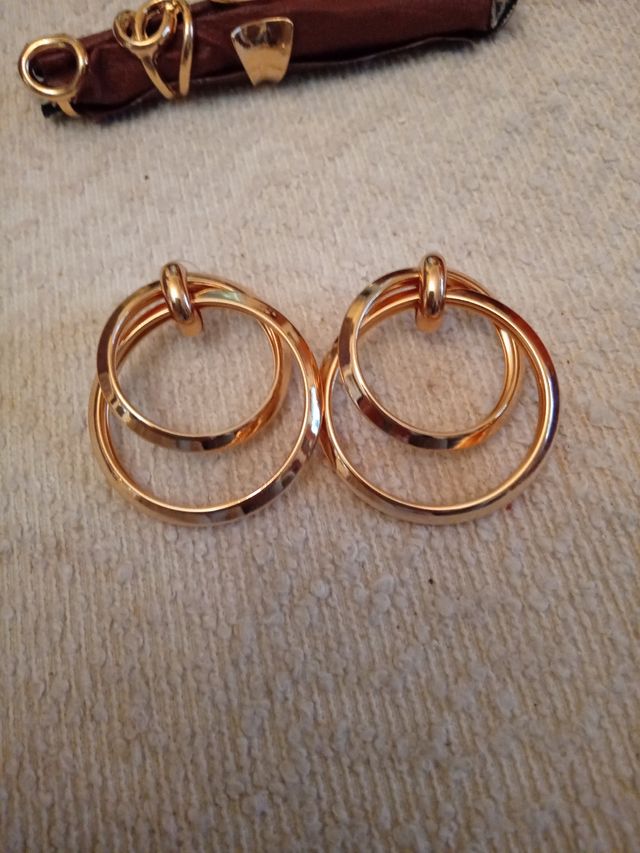 Aros dorados y anillos