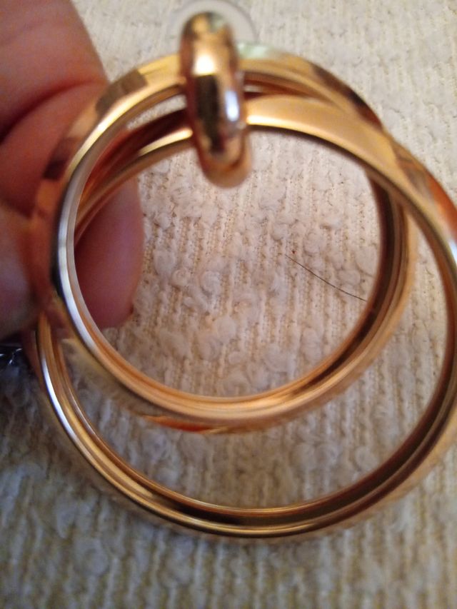 Aros dorados y anillos