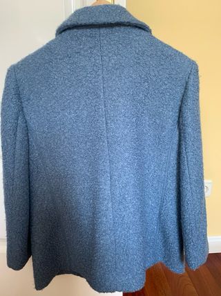 Chaquetón corto azul marca talla 48, pero da menos