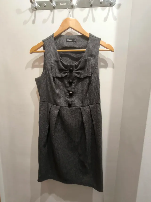 Vestido pichi gris con lazo de Blanco