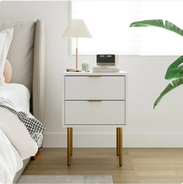 Mesita de noche blanca con patas doradas