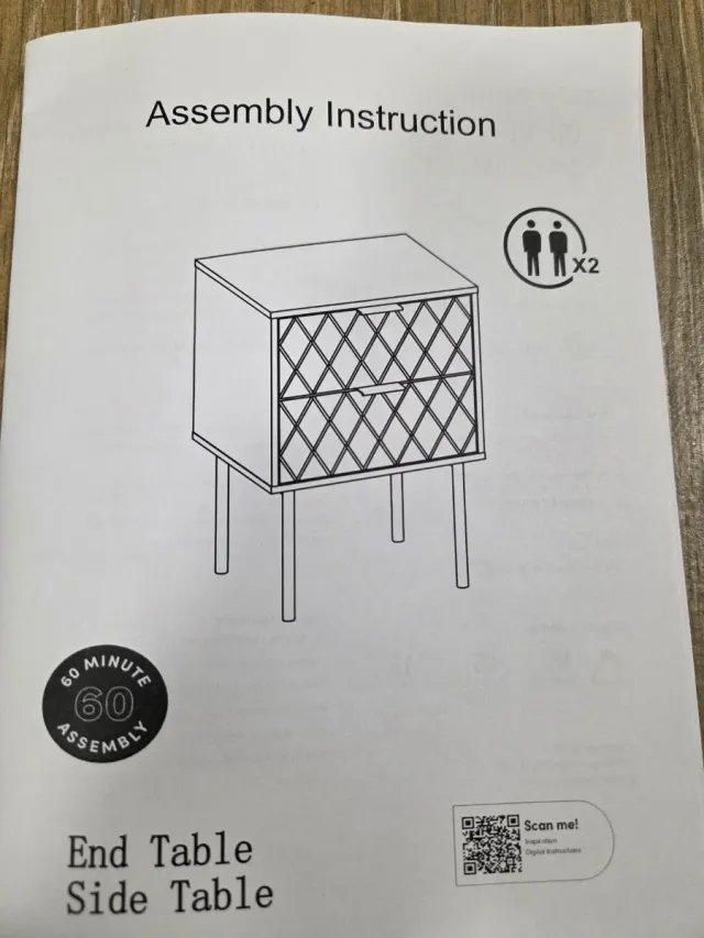 Mesita de noche blanca con patas doradas