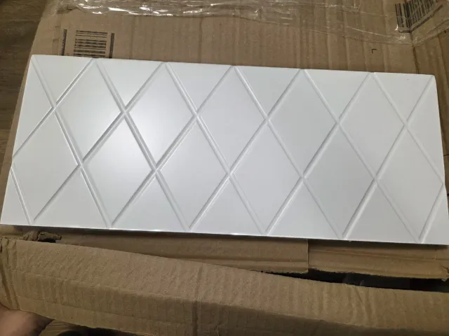 Mesita de noche blanca con patas doradas