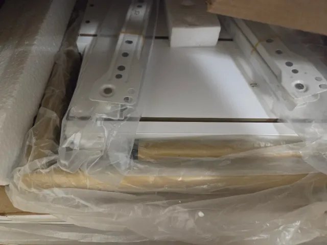 Mesita de noche blanca con patas doradas