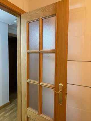 Puerta madera con cristales