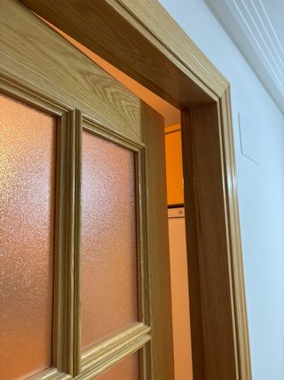 Puerta madera con cristales