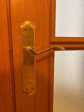 Puerta madera con cristales