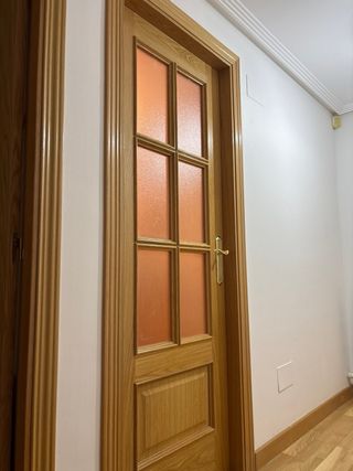 Puerta madera con cristales