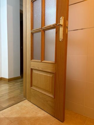 Puerta madera con cristales