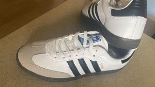 Zapatillas Adidas Samba gris y Blanco