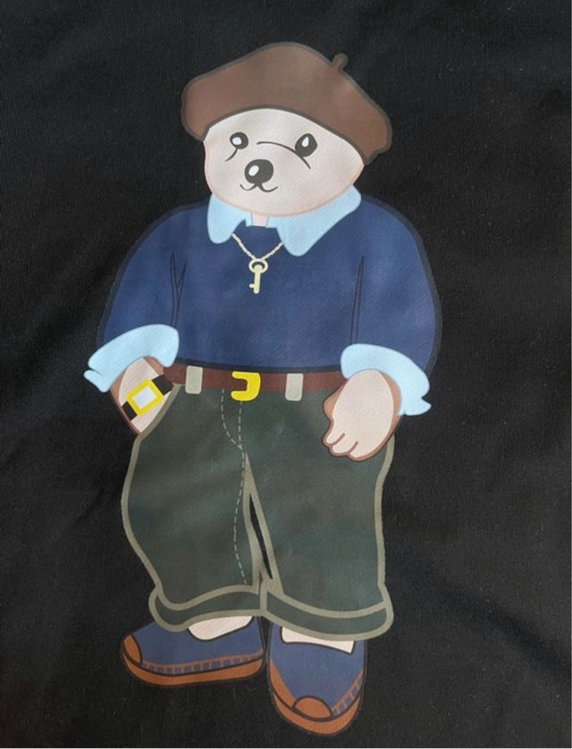 Sudadera negra con estampado de oso