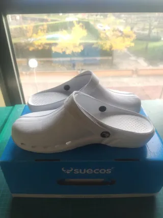Zuecos blancos . Marca Suecos .