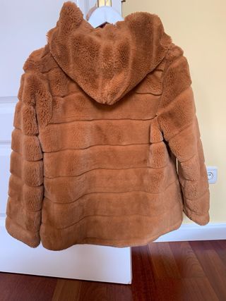 Chaqueta marrón con capucha