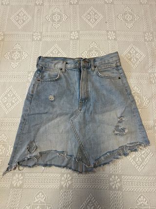 Falda vaquera asimétrica desgastada