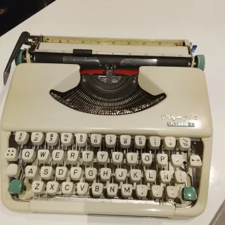 Máquina de escribir Olympia splendid 33