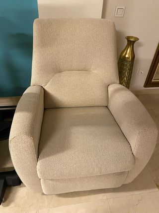 Sillón de tela beige