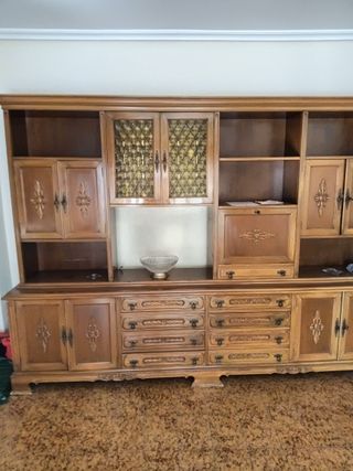 Mueble de salón de madera maciza vintage.