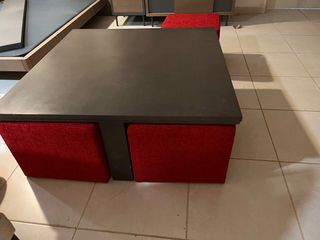 Mesa centro madera negra + 4 poufs rojos insertado