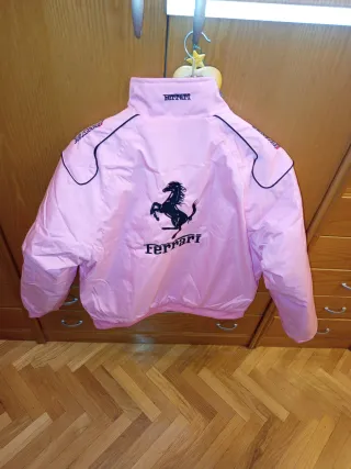 Chaqueta Ferrari Rosa y Blanca