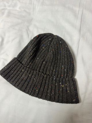 Gorro de lana gris con topos