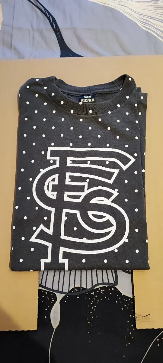 Camiseta Supra Negra con Puntos Blancos