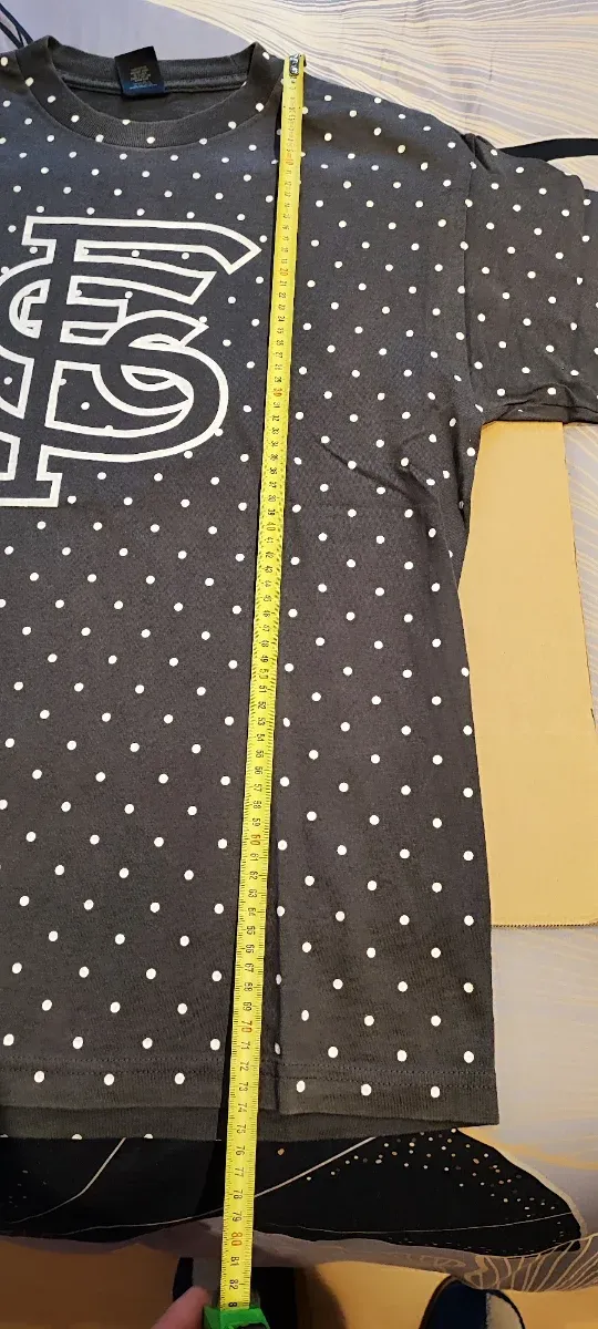 Camiseta Supra Negra con Puntos Blancos