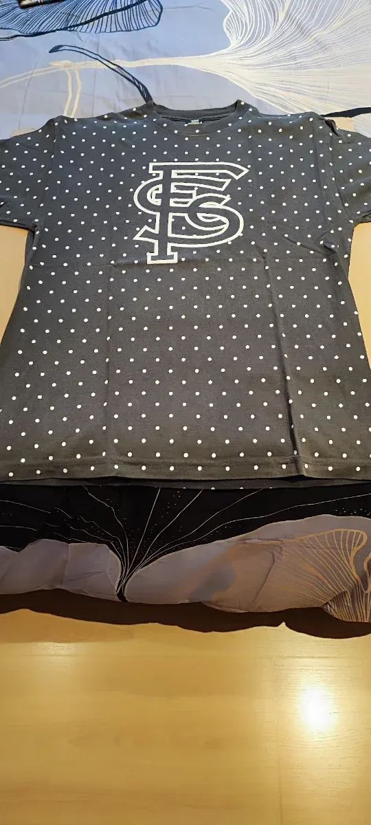 Camiseta Supra Negra con Puntos Blancos