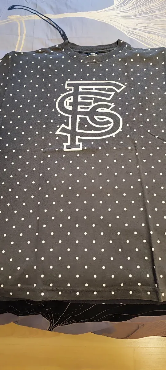 Camiseta Supra Negra con Puntos Blancos