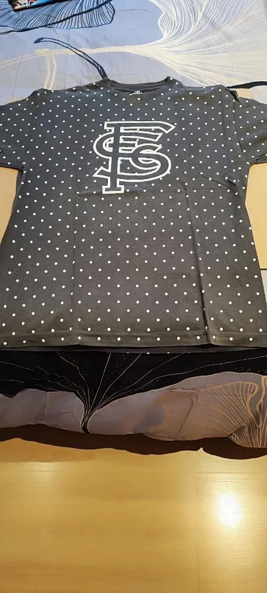 Camiseta Supra Negra con Puntos Blancos