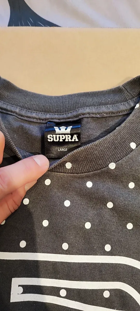 Camiseta Supra Negra con Puntos Blancos