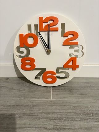 Reloj de pared moderno naranja y blanco.  Pila AA