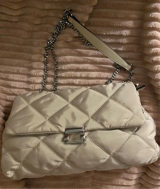 Bolso acolchado beige con cadena plateada