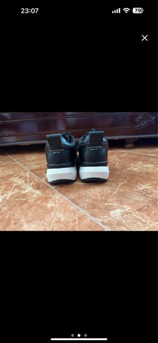 Zapatillas deportivas negras y blancas