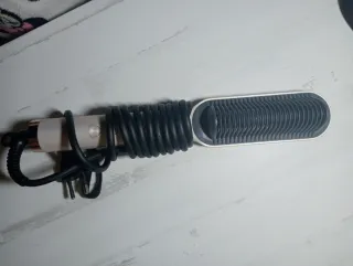 Plancha de pelo beige y negra