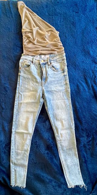 Jeans y top asimétrico mujer