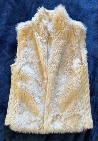 Chaleco de pelo beige con trenzas