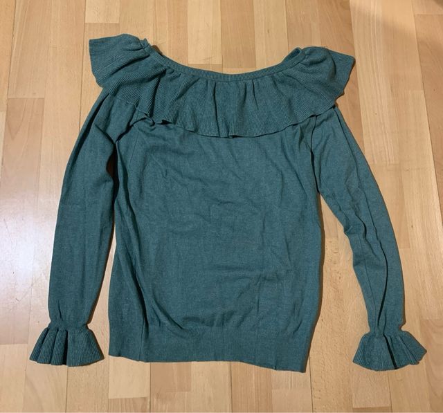 Suéter verde hombros descubiertos