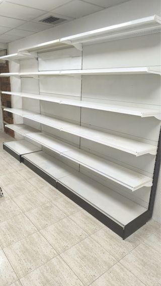 Estanterías metálicas azules y blancas