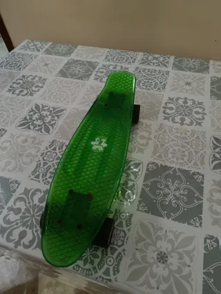 Patinete verde translúcido
