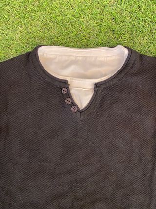 Jersey negro manga larga con cuello blanco