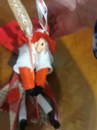 Bambola Befana con scopa Kinder da collezione