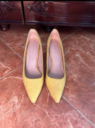 Tacones amarillos de salón